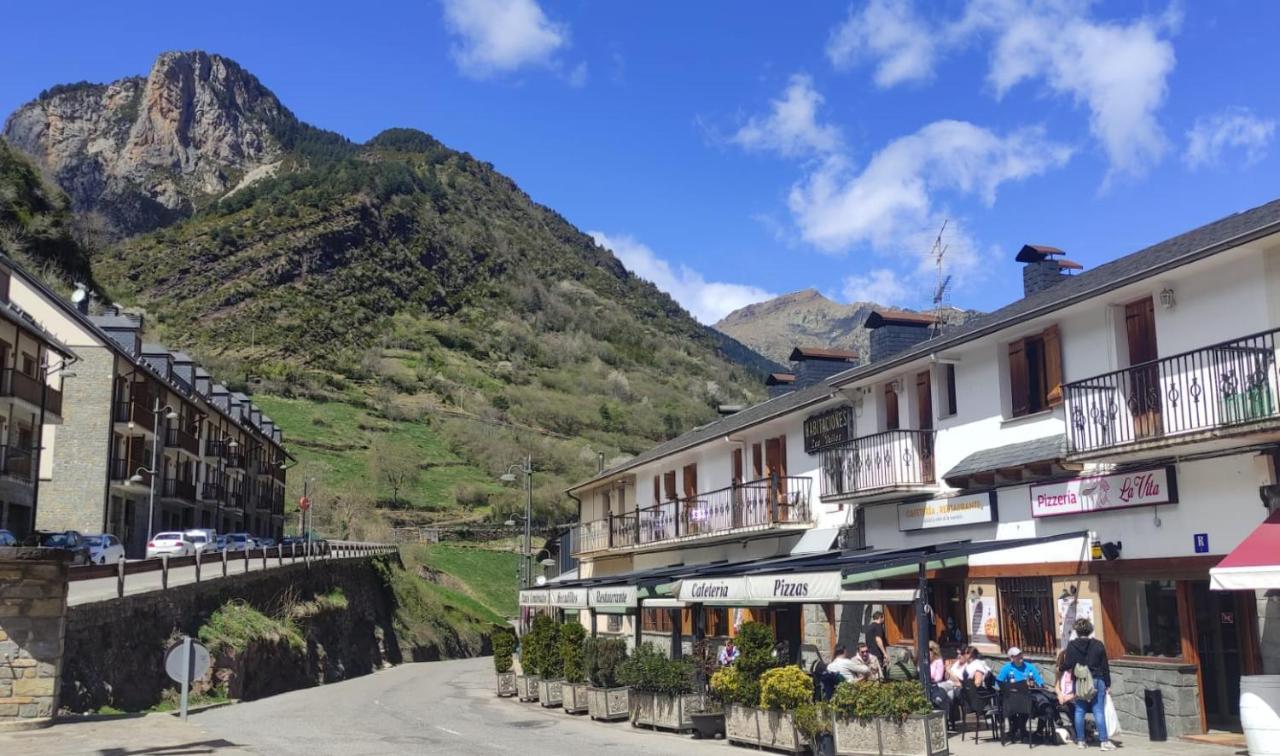 Hostal Los Valles Bielsa Bagian luar foto