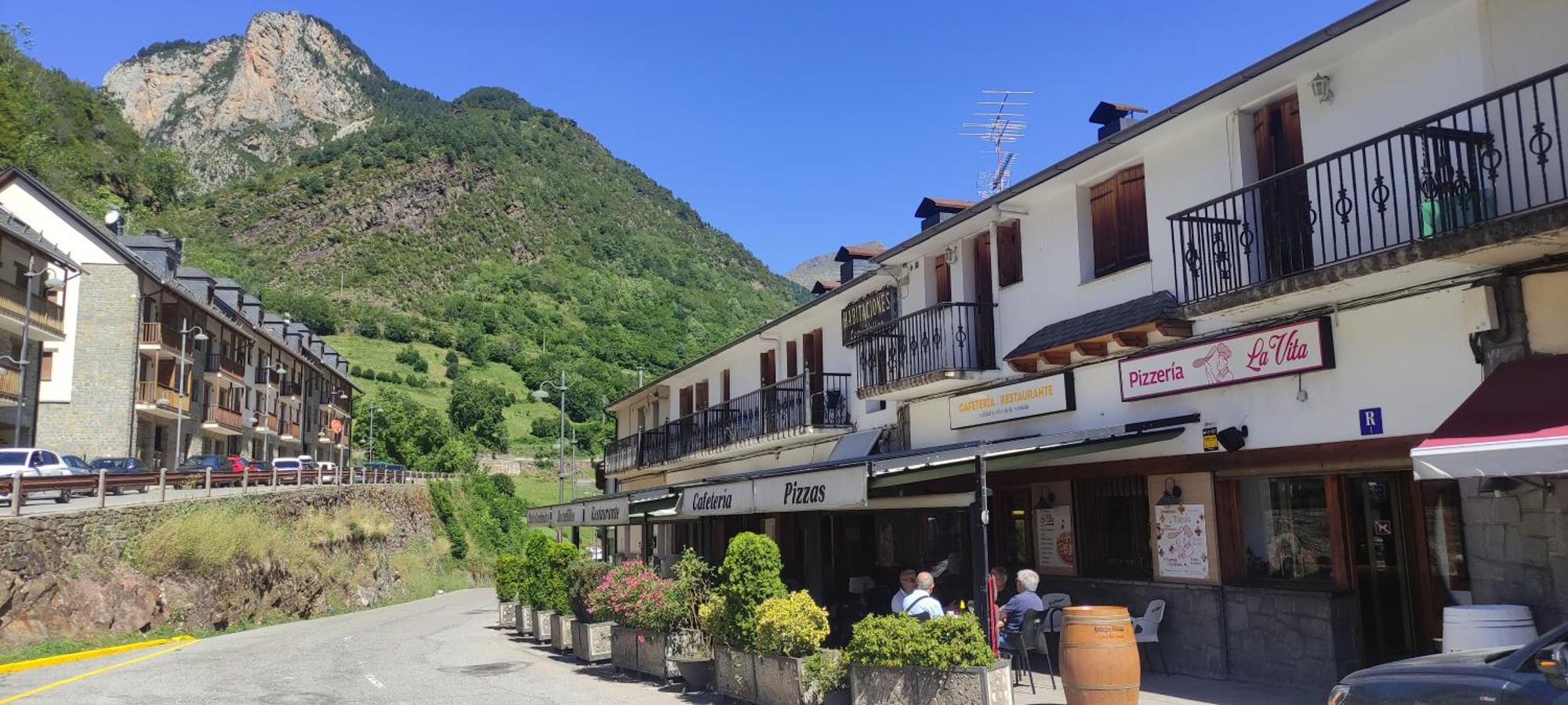 Hostal Los Valles Bielsa Bagian luar foto