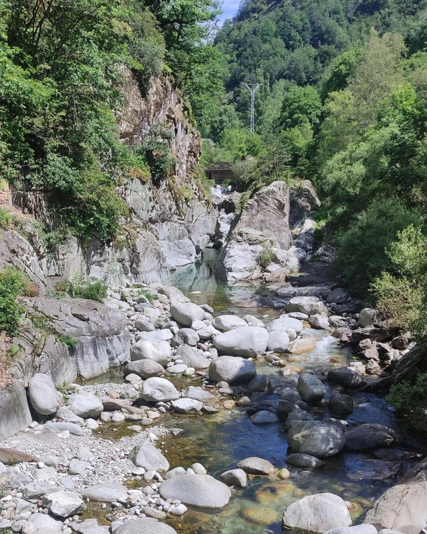 Hostal Los Valles Bielsa Bagian luar foto