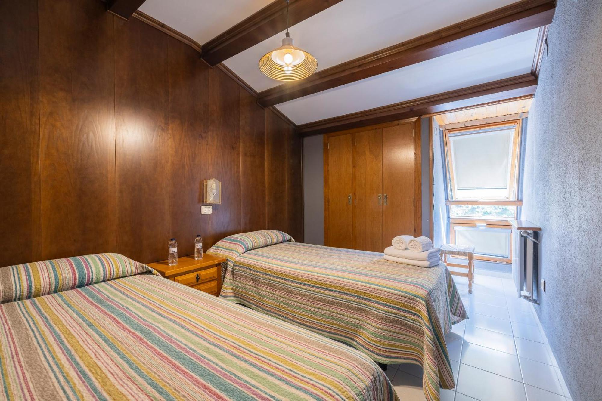 Hostal Los Valles Bielsa Bagian luar foto