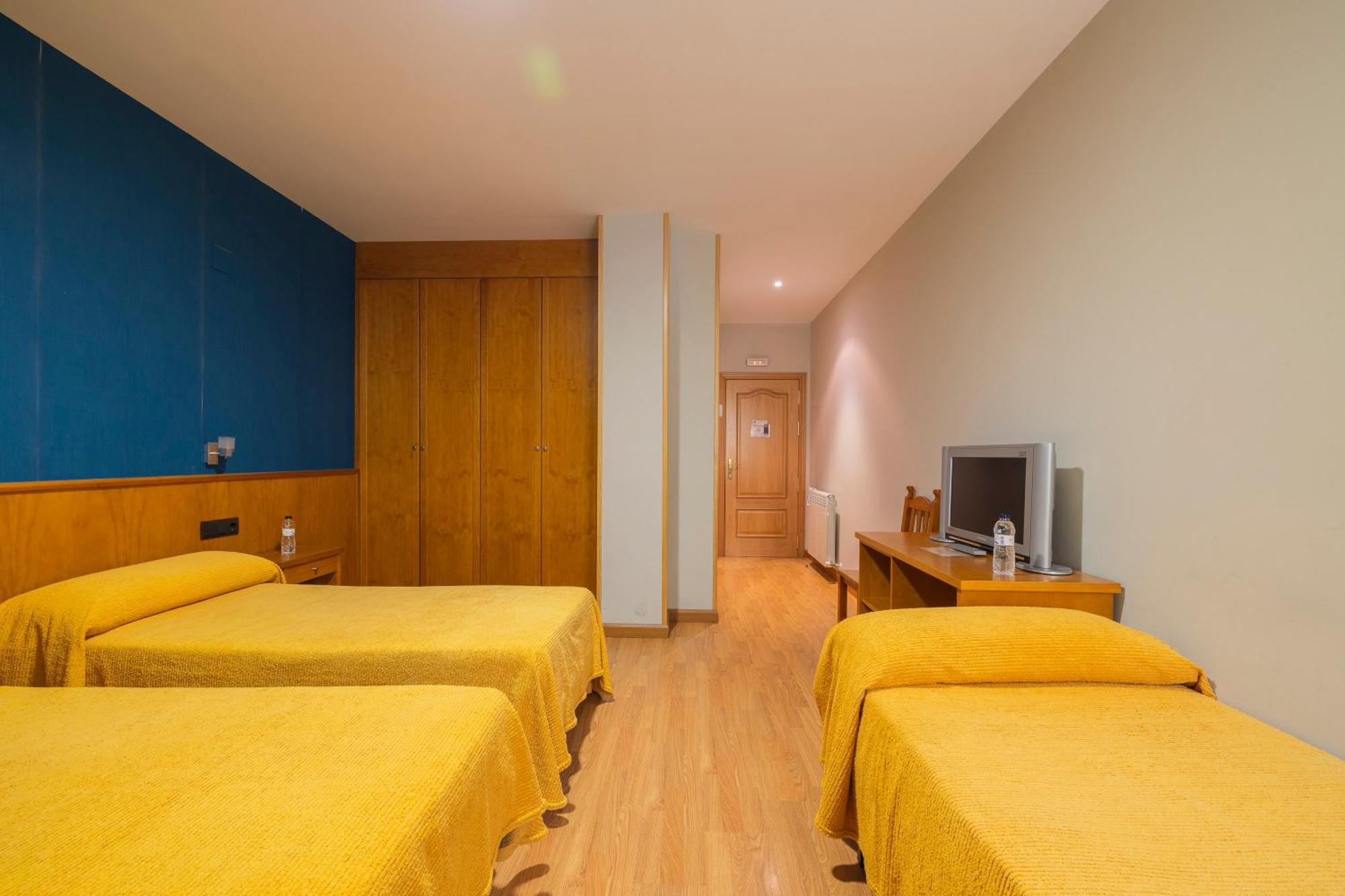 Hostal Los Valles Bielsa Bagian luar foto