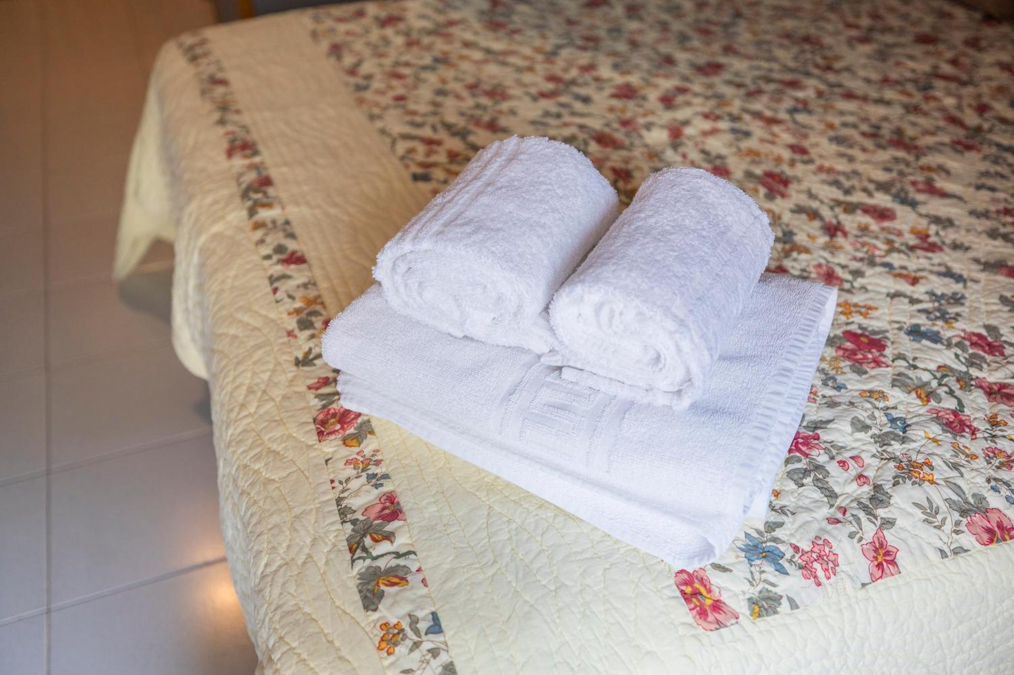 Hostal Los Valles Bielsa Bagian luar foto