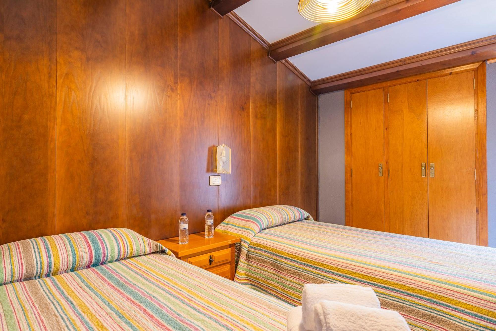 Hostal Los Valles Bielsa Bagian luar foto