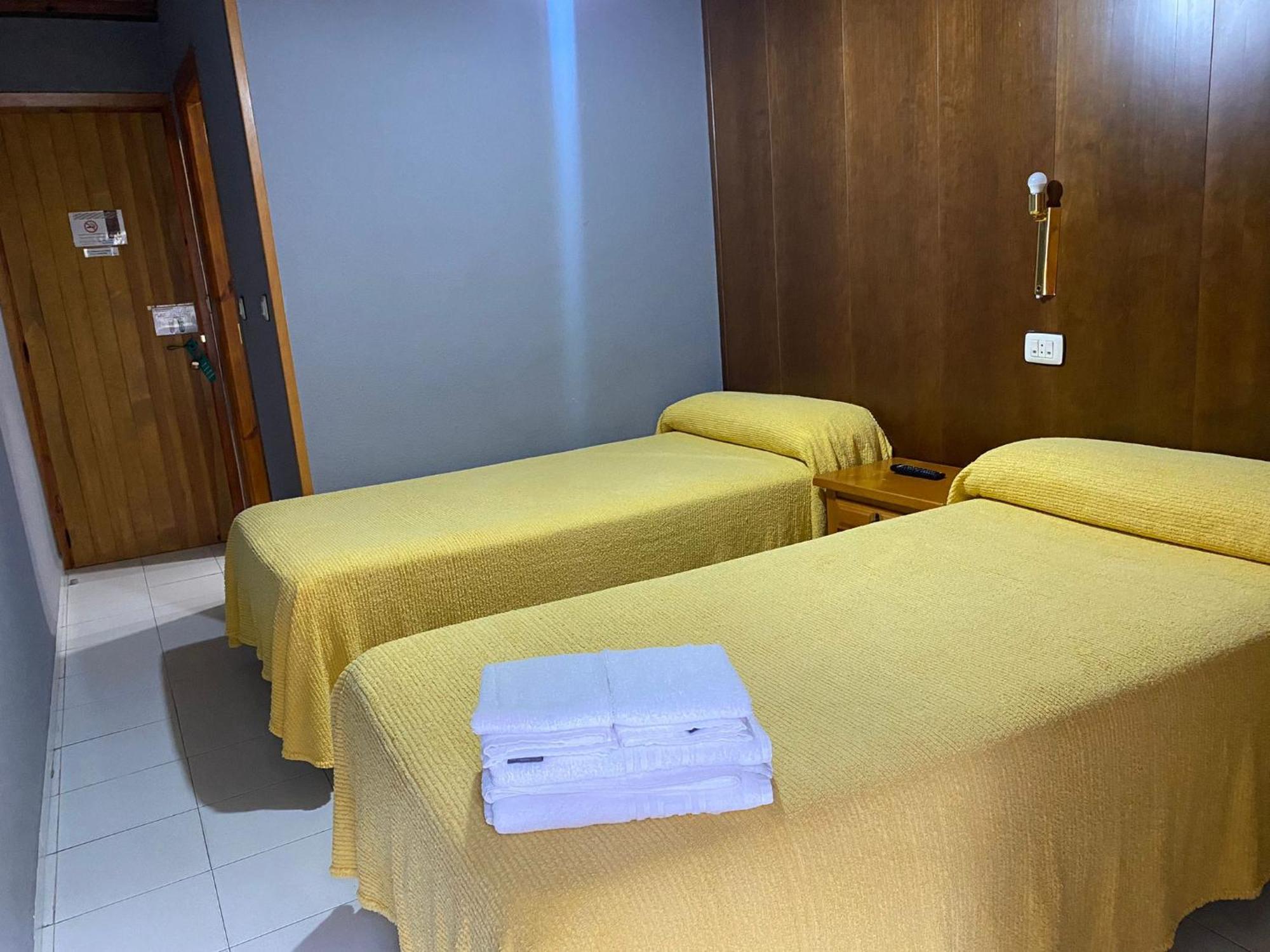 Hostal Los Valles Bielsa Bagian luar foto