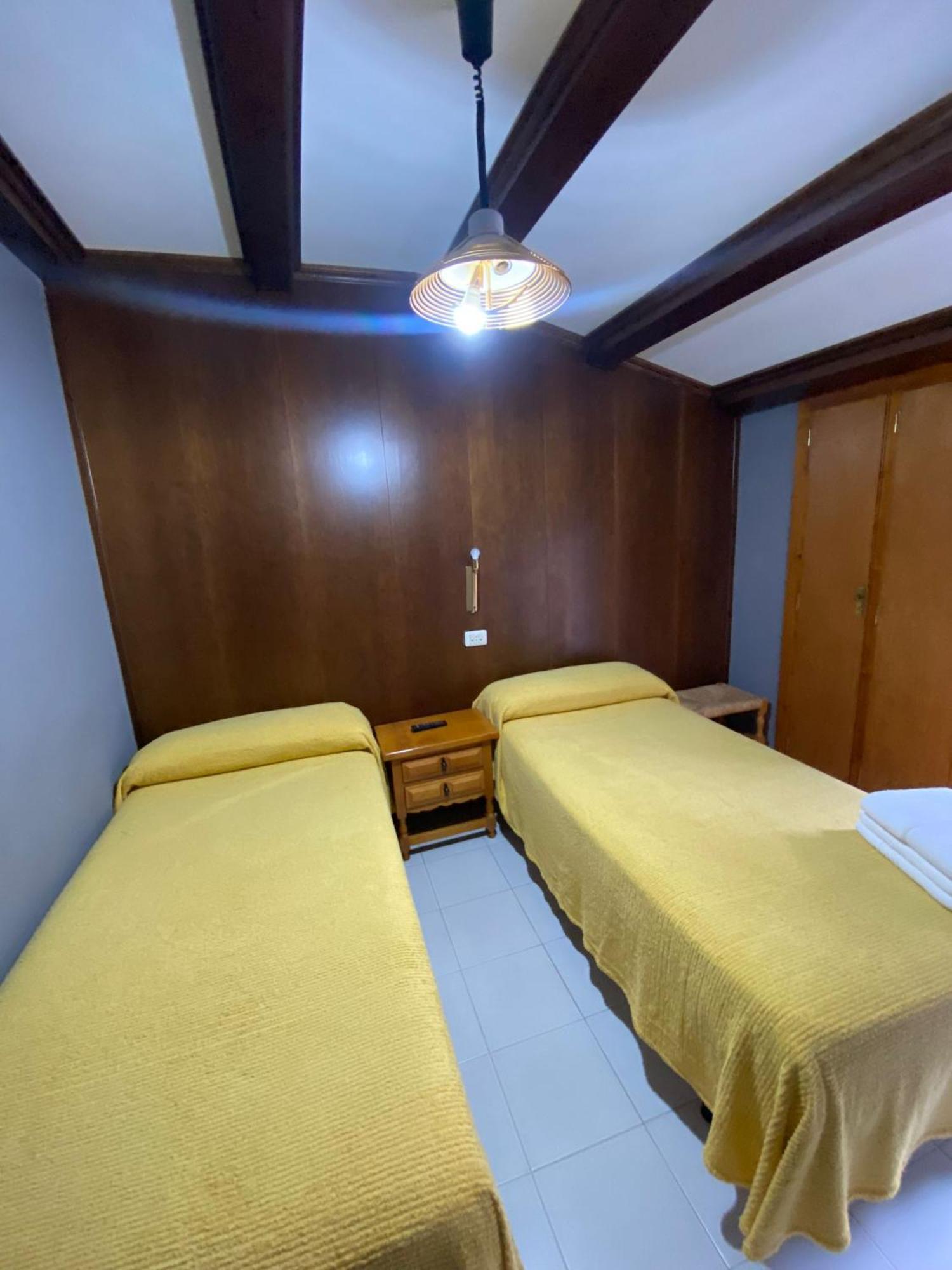 Hostal Los Valles Bielsa Bagian luar foto