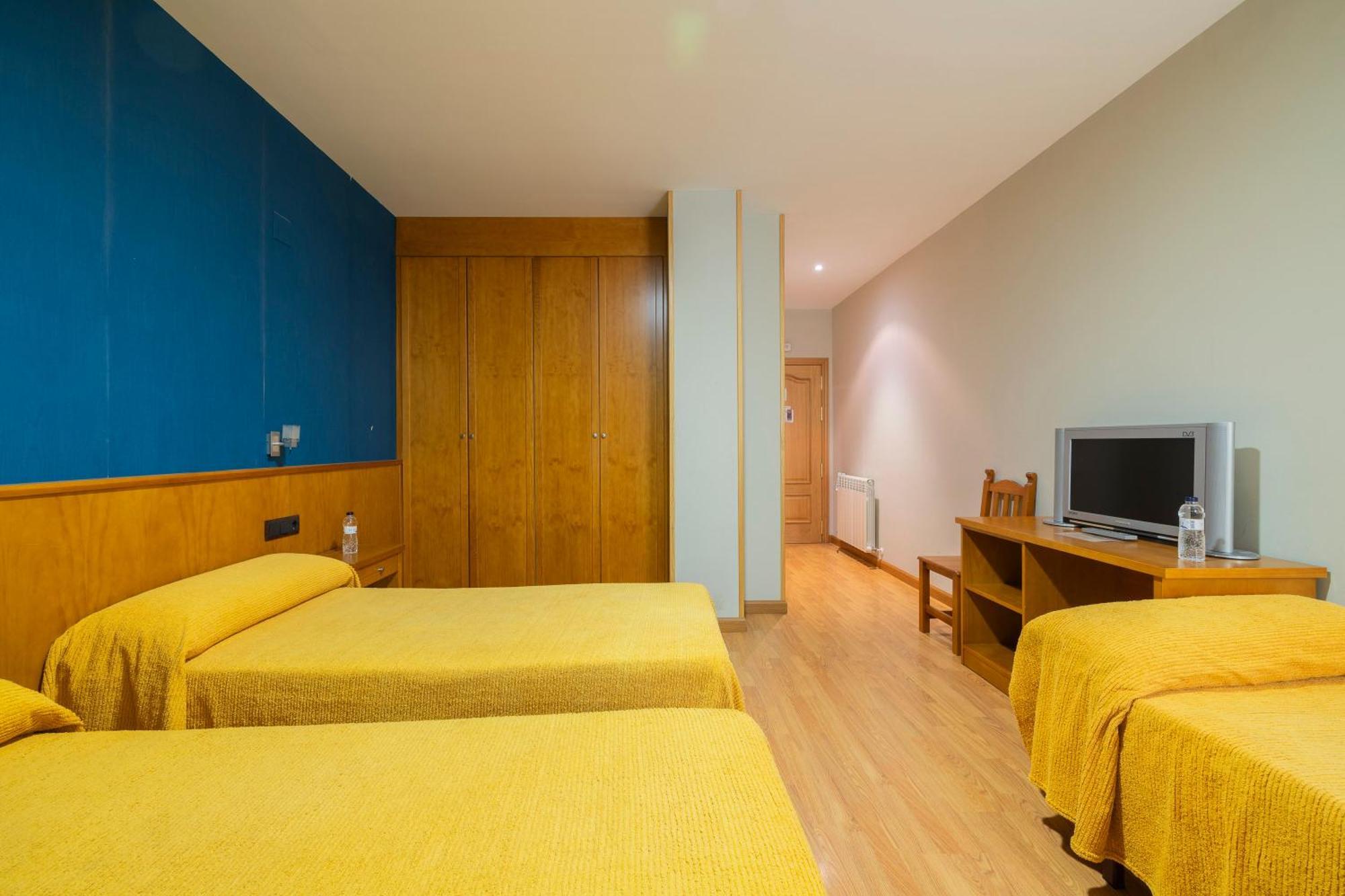 Hostal Los Valles Bielsa Bagian luar foto