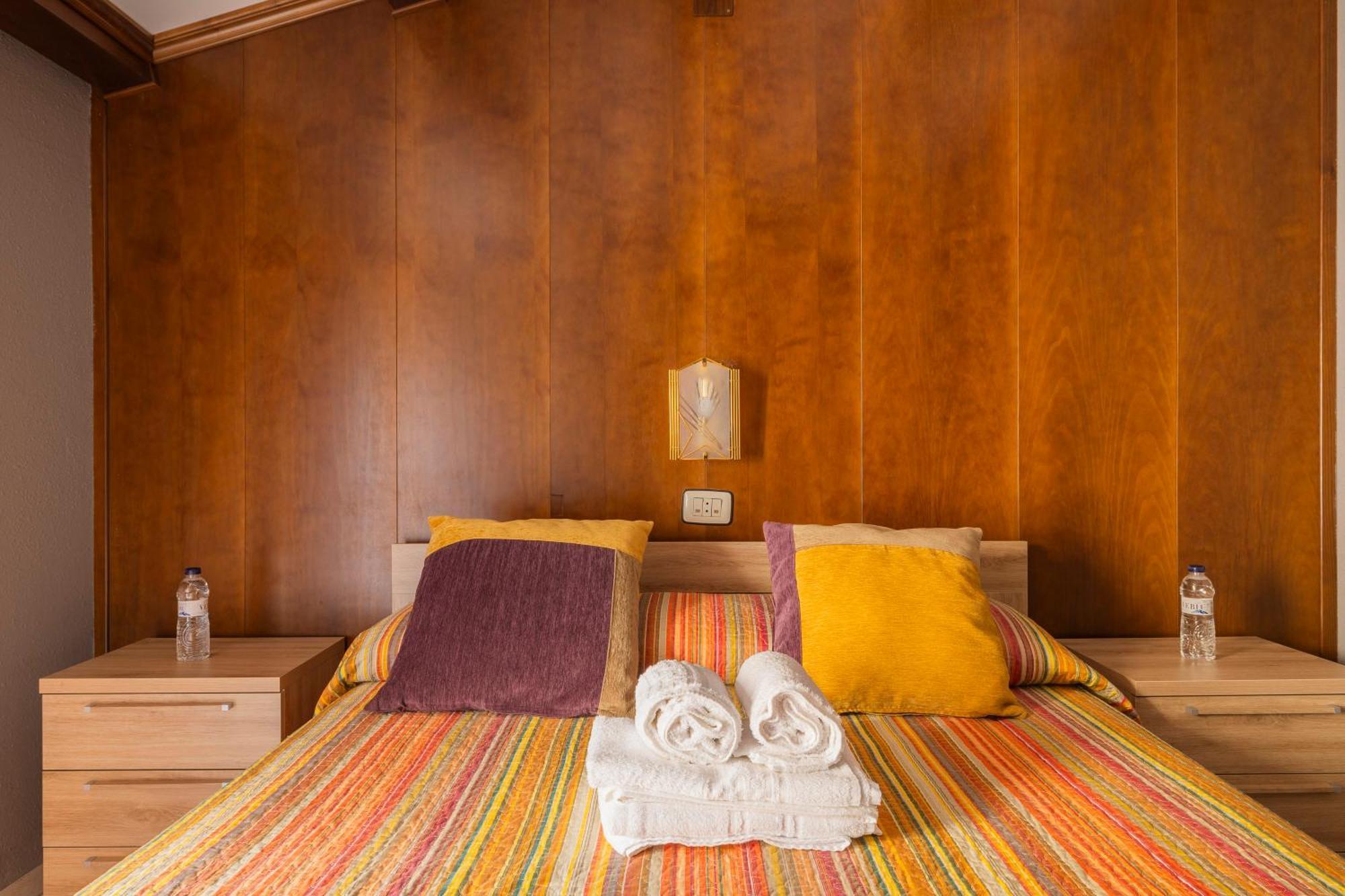 Hostal Los Valles Bielsa Bagian luar foto