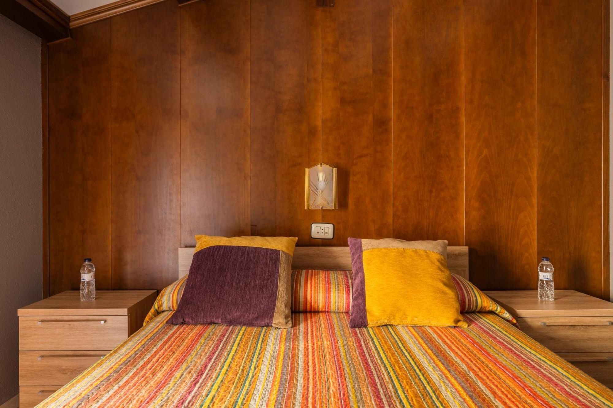 Hostal Los Valles Bielsa Bagian luar foto