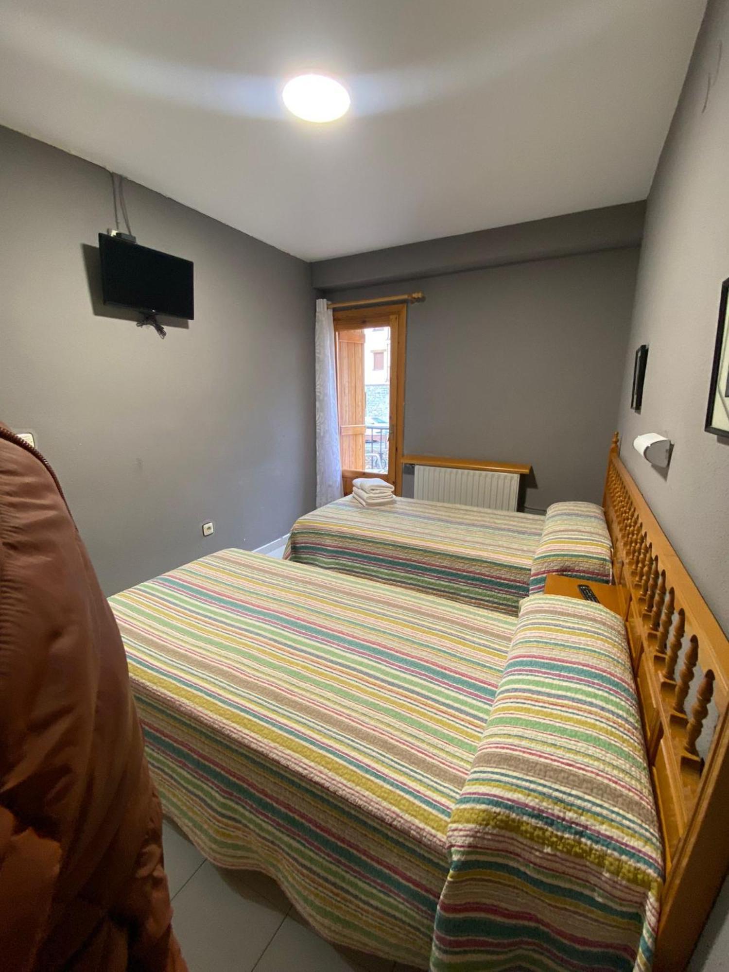 Hostal Los Valles Bielsa Bagian luar foto