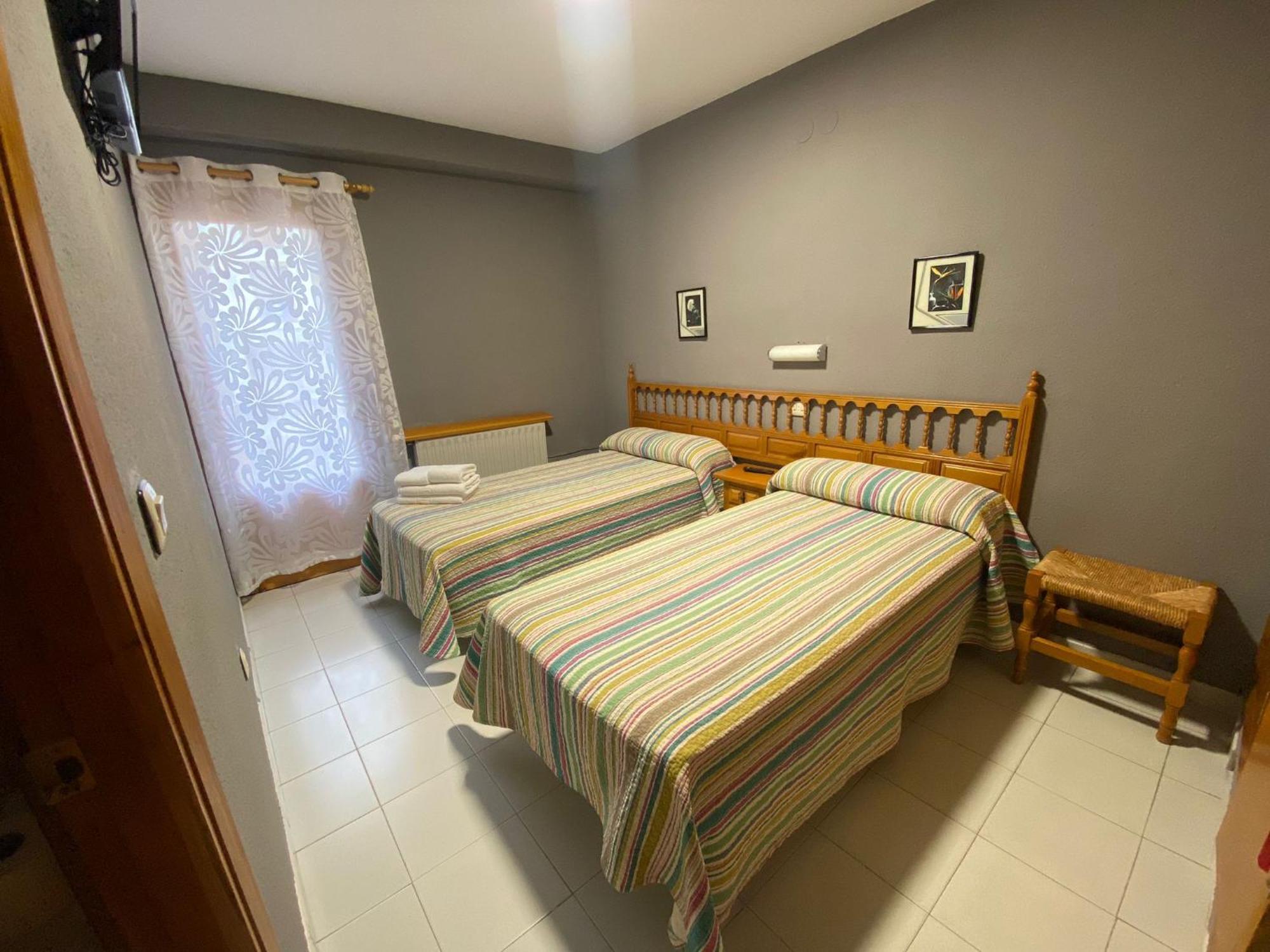 Hostal Los Valles Bielsa Bagian luar foto