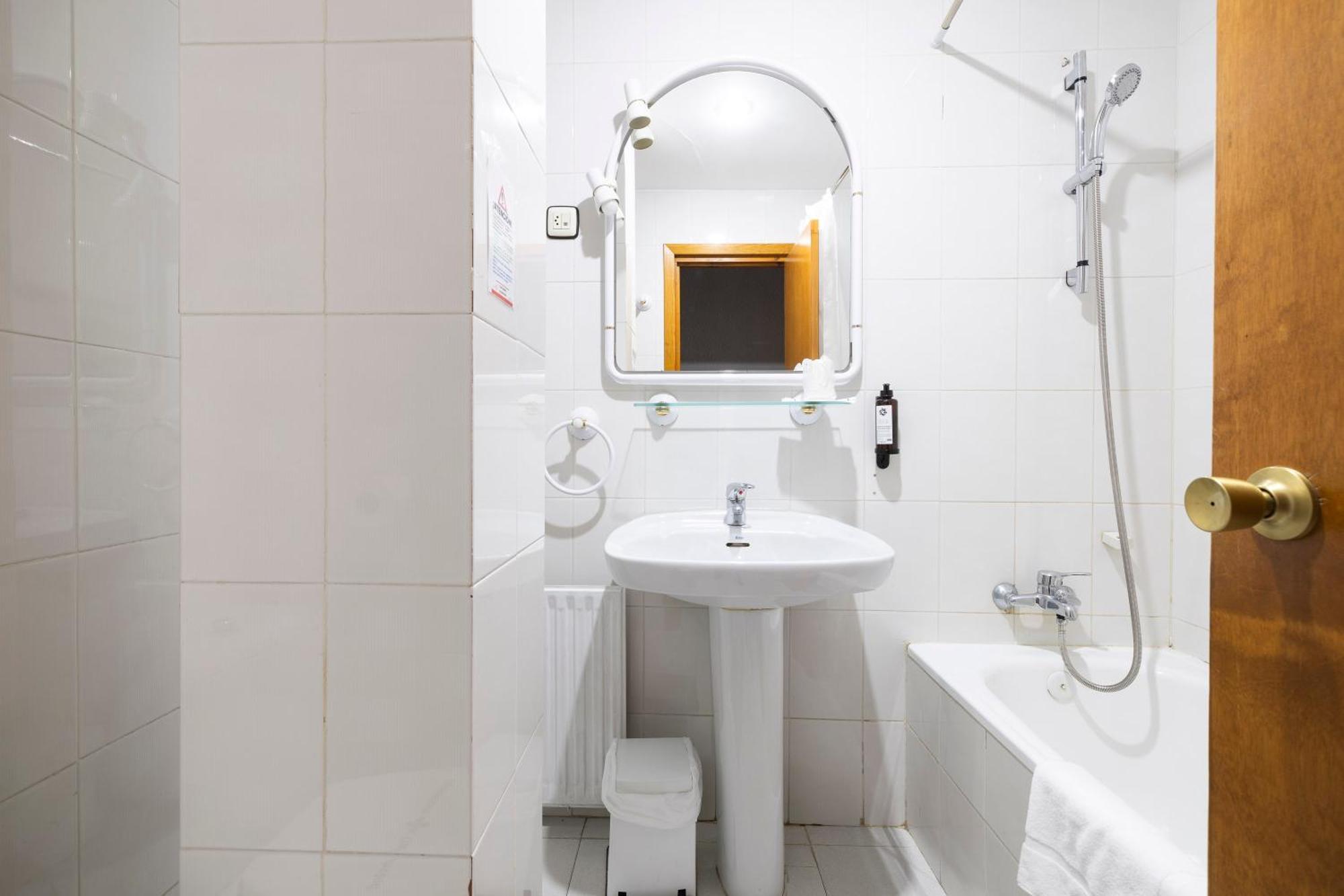 Hostal Los Valles Bielsa Bagian luar foto