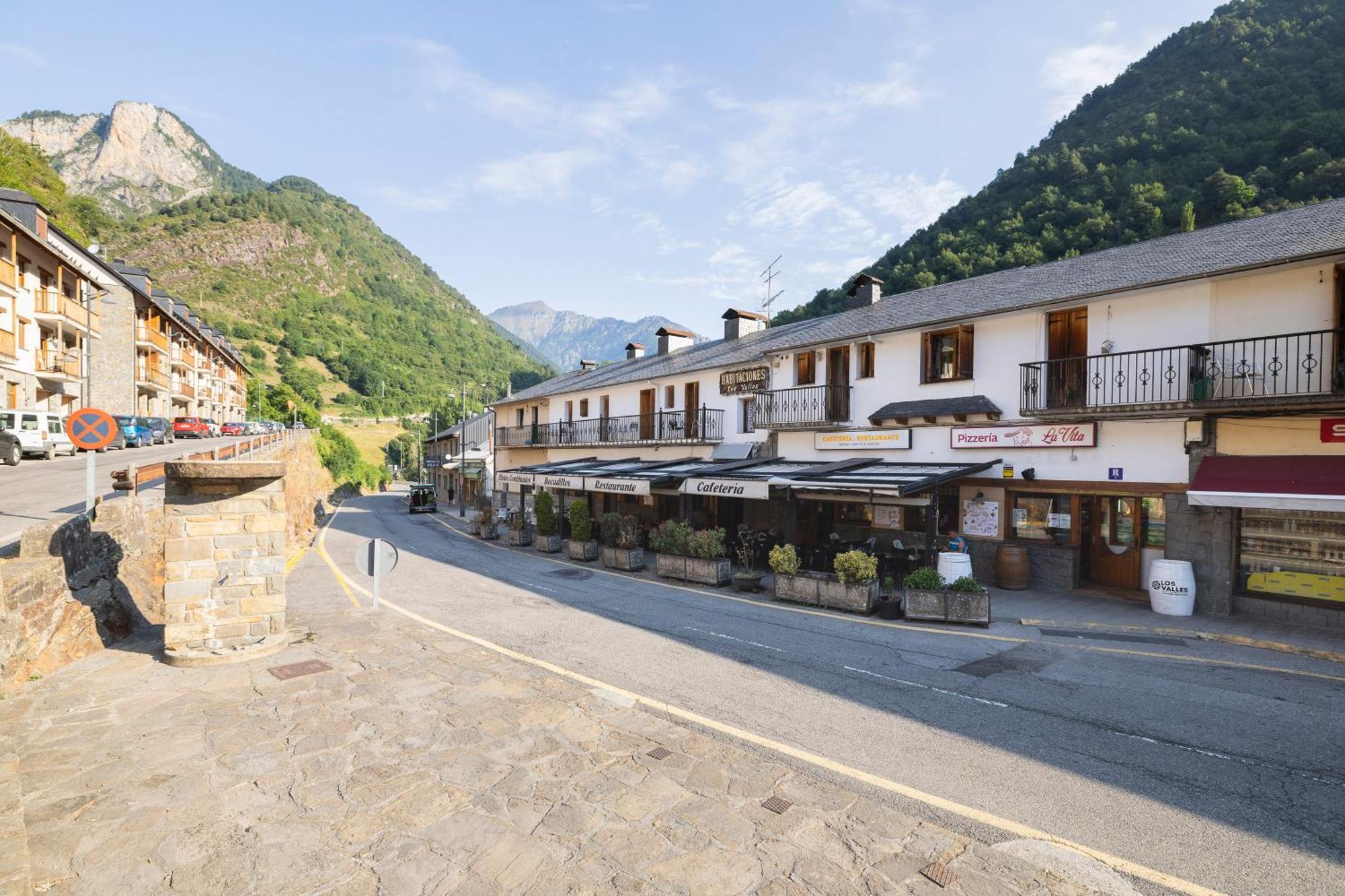 Hostal Los Valles Bielsa Bagian luar foto