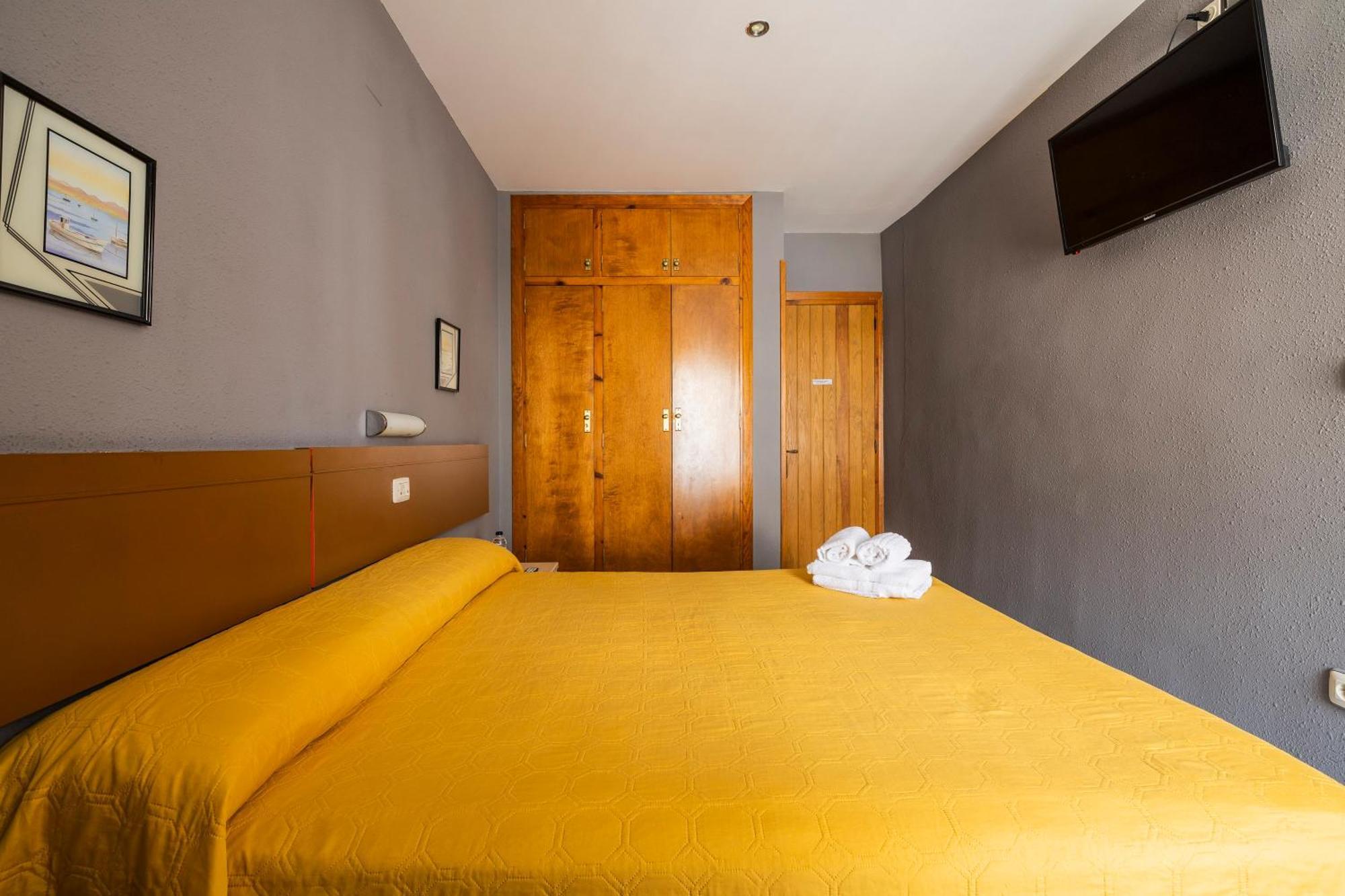 Hostal Los Valles Bielsa Bagian luar foto