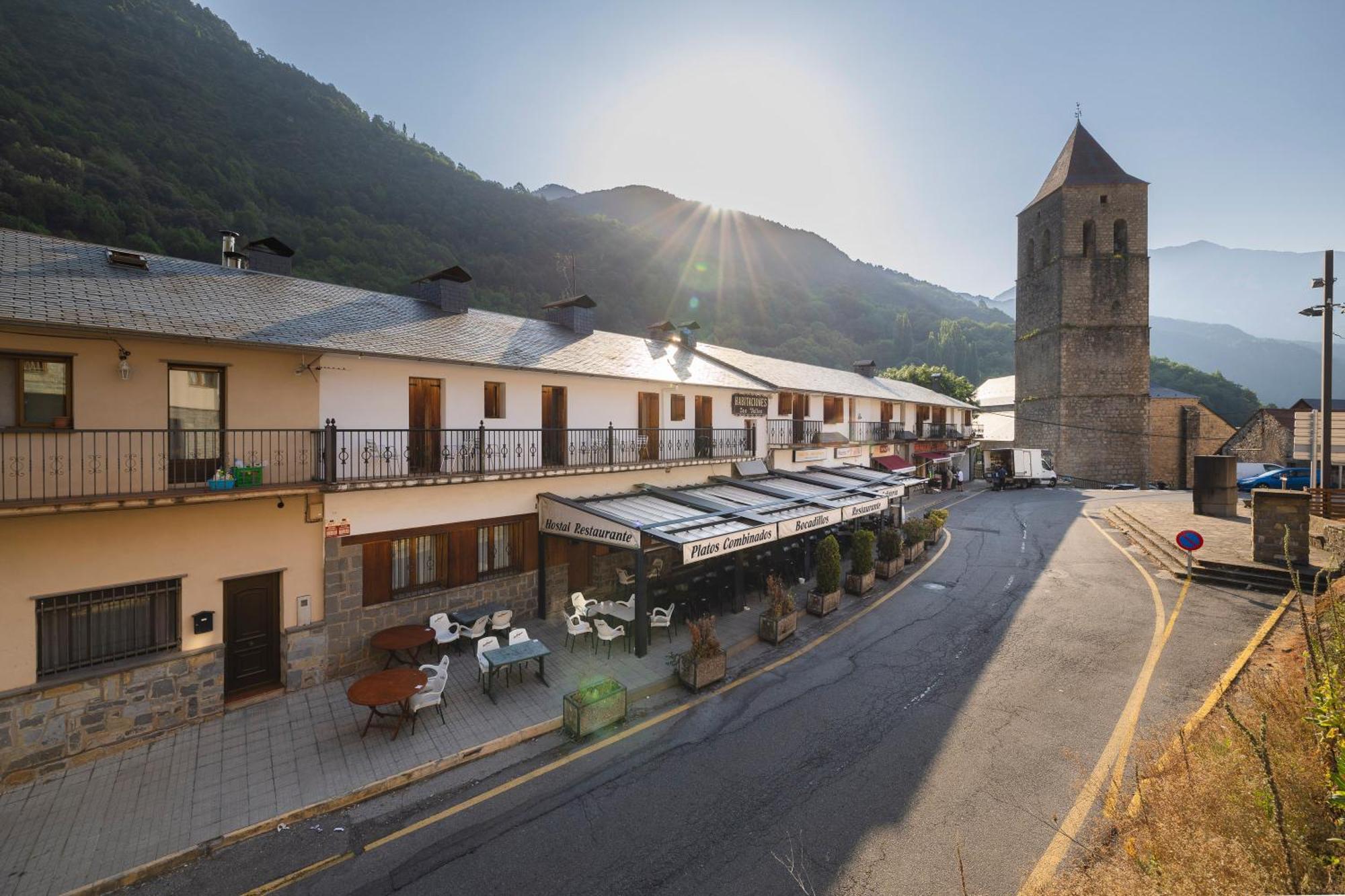 Hostal Los Valles Bielsa Bagian luar foto