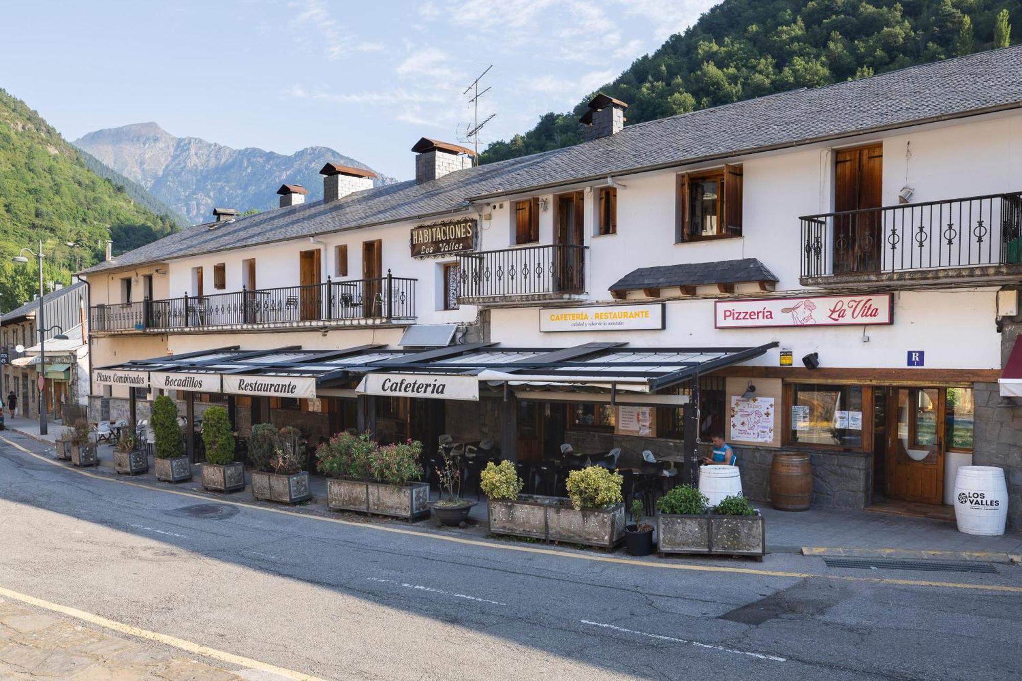 Hostal Los Valles Bielsa Bagian luar foto