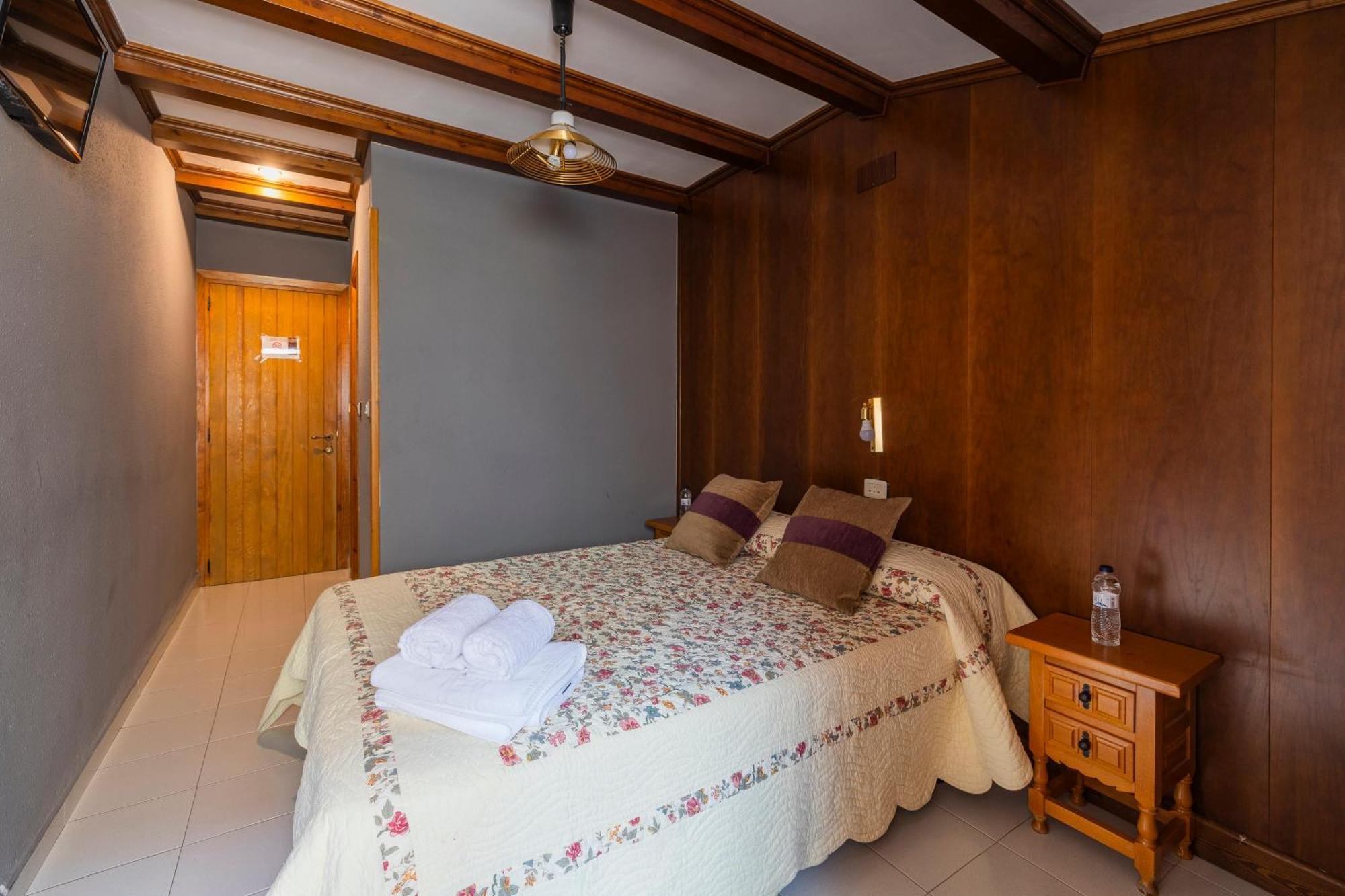 Hostal Los Valles Bielsa Bagian luar foto