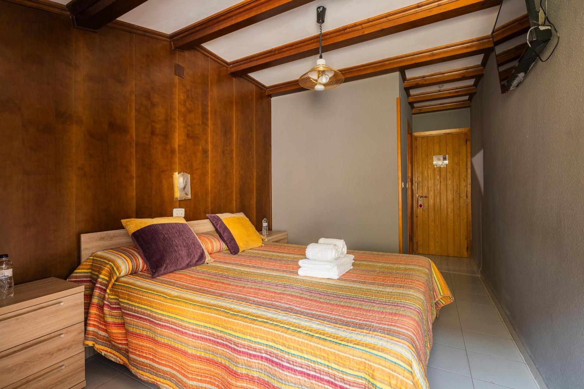 Hostal Los Valles Bielsa Bagian luar foto